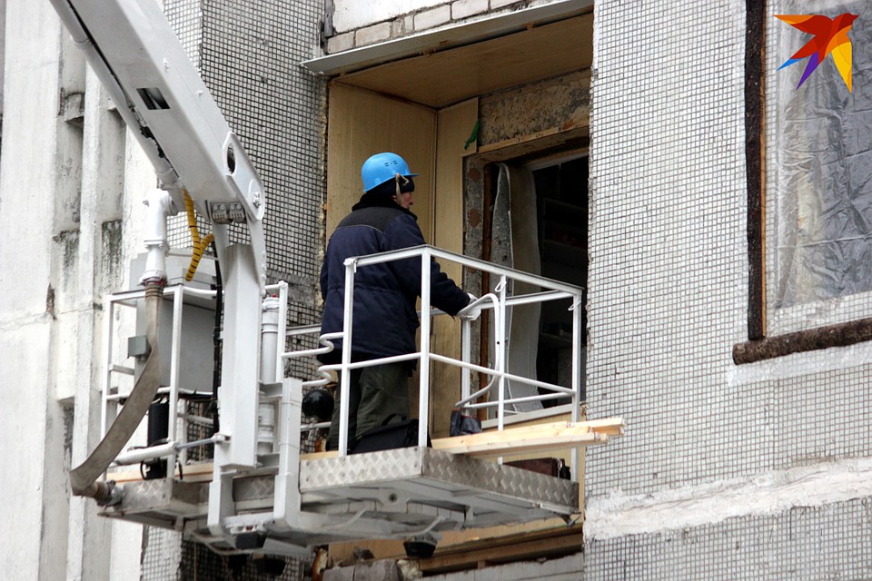 Окна закрывают полиэтиленом. Фото: Олег ЗИНЧЕНКО