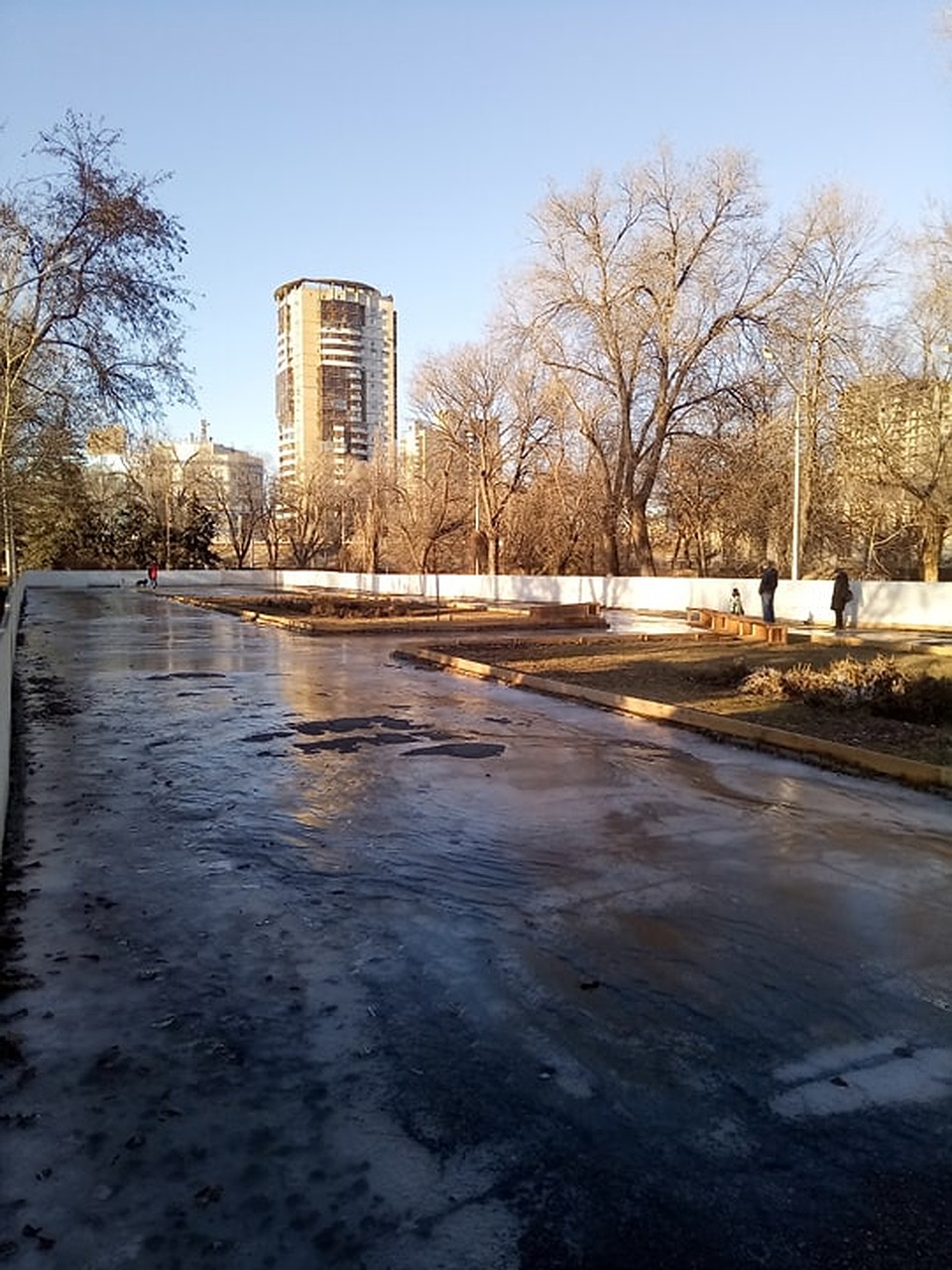 Так пока выглядит каток в Комсомольском саду. Фото: Алексей КОПАЕВ