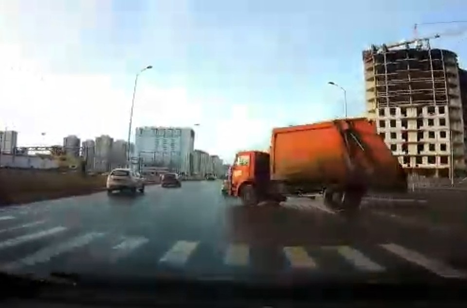 Мусоровоз чудом не задел проезжавшие рядом машины. Фото: vk.com/spb_today