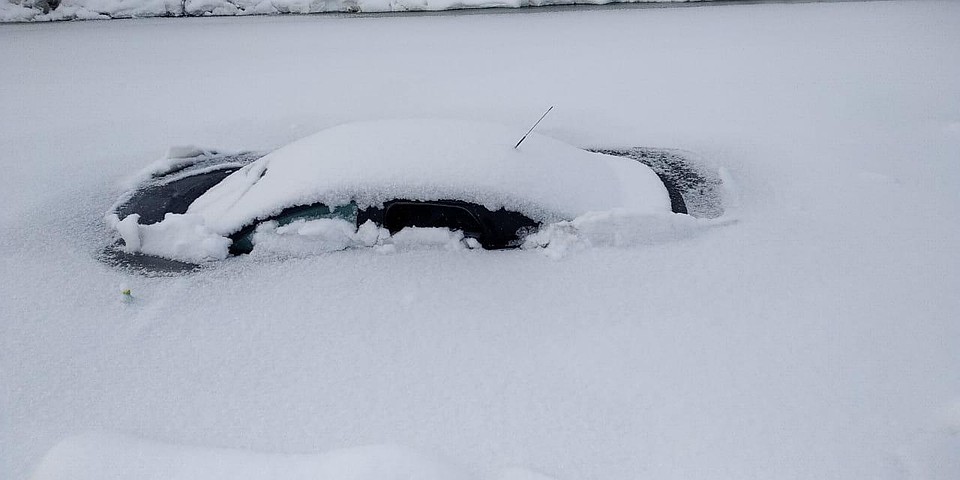 Ушла под воду чья-то машина. Фото: ЧП - Лесосибирск.
