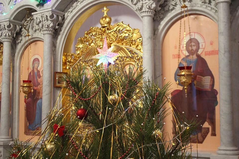 Помогать украшать Храм приходят ребята из Воскресной школы. ФОТО: Горловская и Славянская епархия