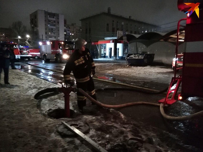 Пожарные сворачивают рукава после успешно проделанной работы. Фото Алексея Юмашева
