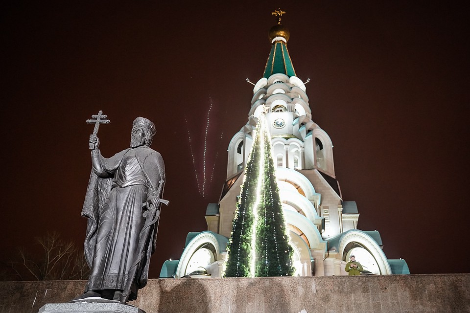 Перед Софийским собором стоит памятник князю Владимиру Фото: Светлана МАКОВЕЕВА