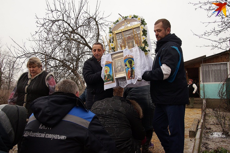 На улице "свечу" встречают на коленях Фото: Павел МИЦКЕВИЧ