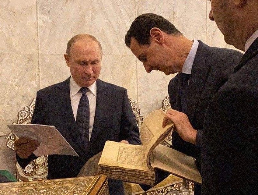 Президент России подарил мечети Коран XVII века Фото: Дмитрий СМИРНОВ