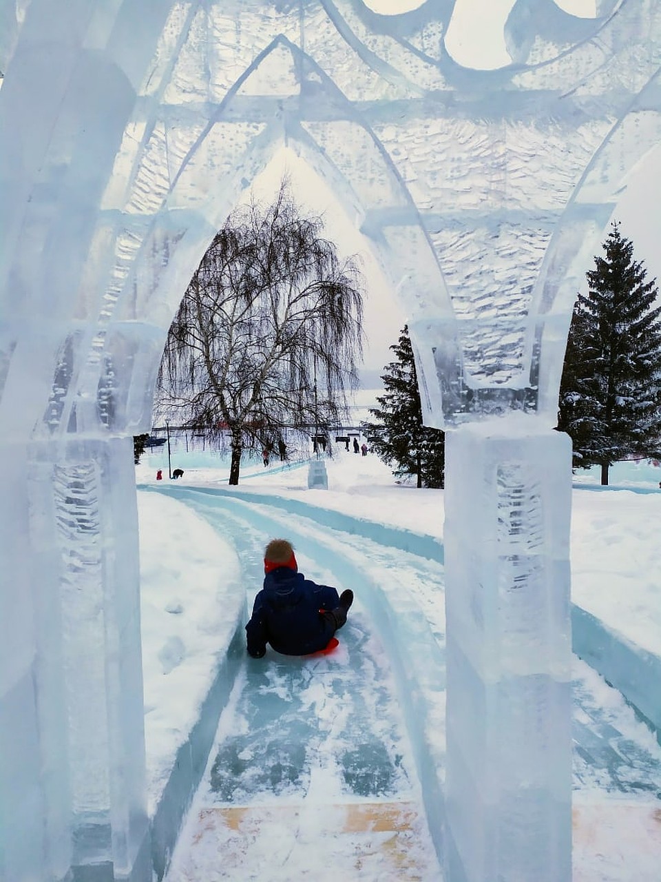 Ледовая горка на набережной в этом году. Фото: https://vk.com/ledshowpark