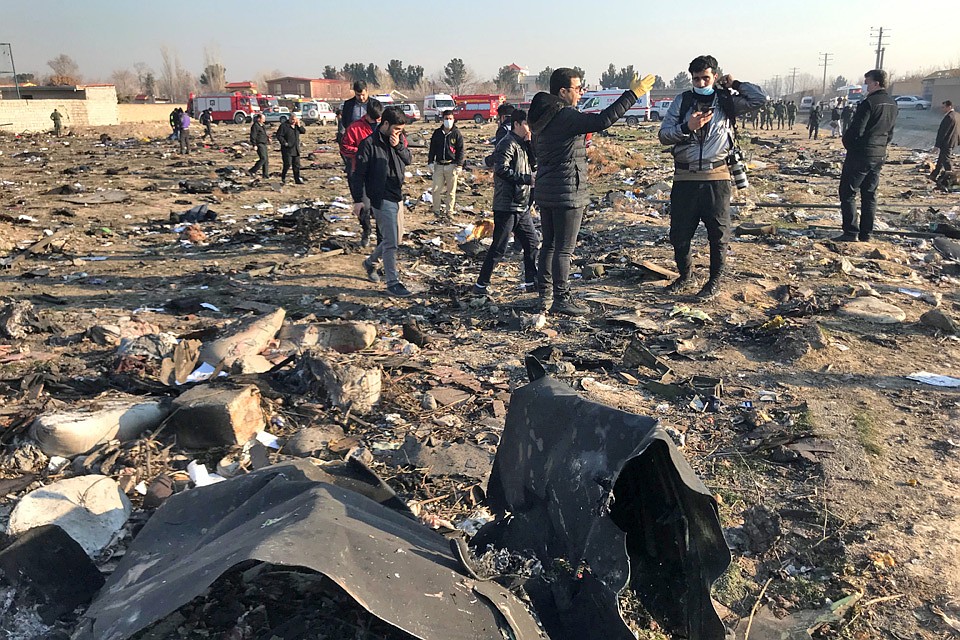 Обломки самолета разбросало от удара на несколько километров. Фото: REUTERS