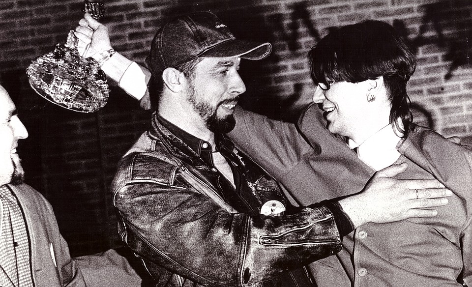 Одну из корон в 1997-м N.R.M. вручал Игорь Ворошкевич из "Крамы". Фото: lavonvolski.com