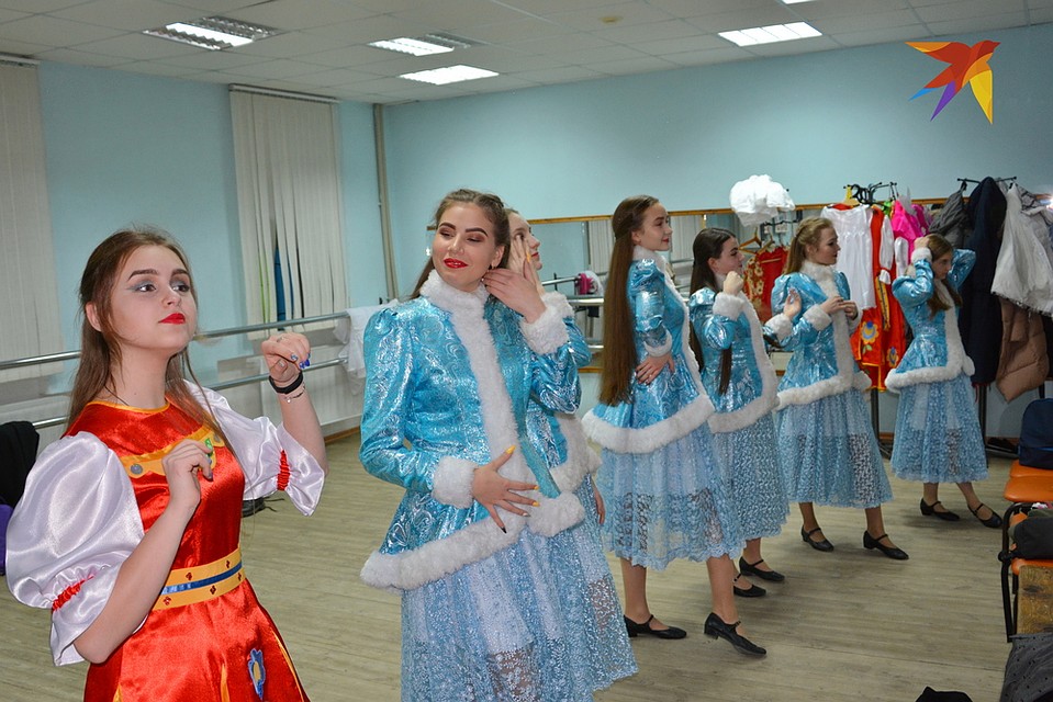 Шиловские красавицы из хореографического ансамбля «Каприз» готовятся к выходу на сцену.