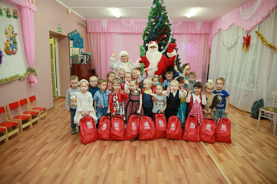 На новогодних утренниках, организованных ЛУКОЙЛ-Коми, побывало больше четырех тысяч ребят.