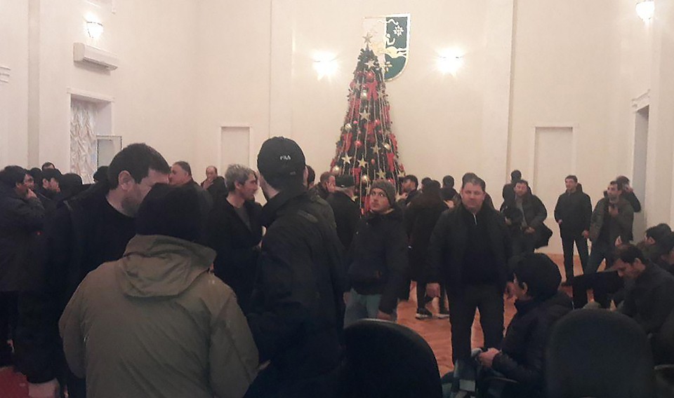 Снова главная дверь страны выбита, в кабинетах среди разбросанных по полу бумаг торжествуют революционеры. Фото: Анжела Кучуберия/ТАСС