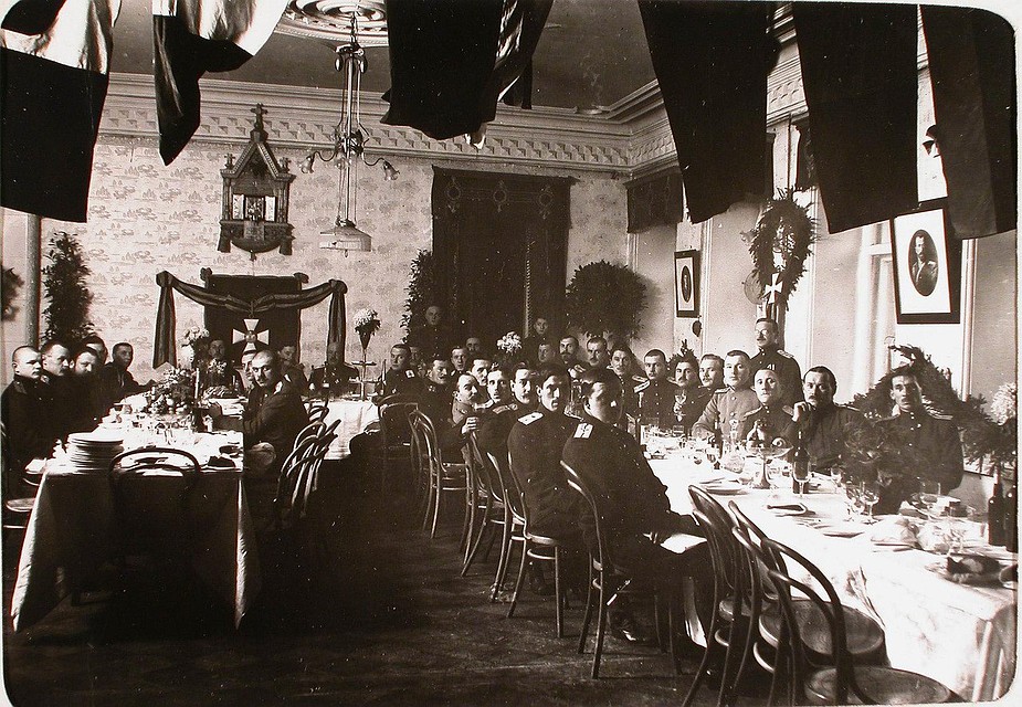 Офицер роты за завтраком в собрании. 26 ноября 1915.