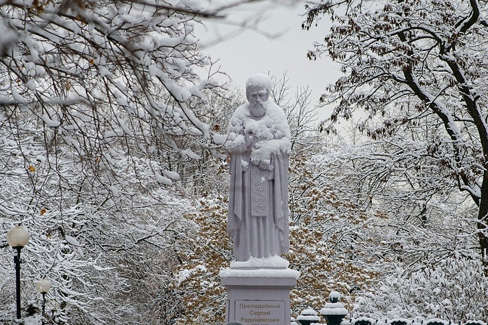 На фото присыпало снегом памятник Преподобному Сергию Радонежскому. Фото: Марина Ульянова