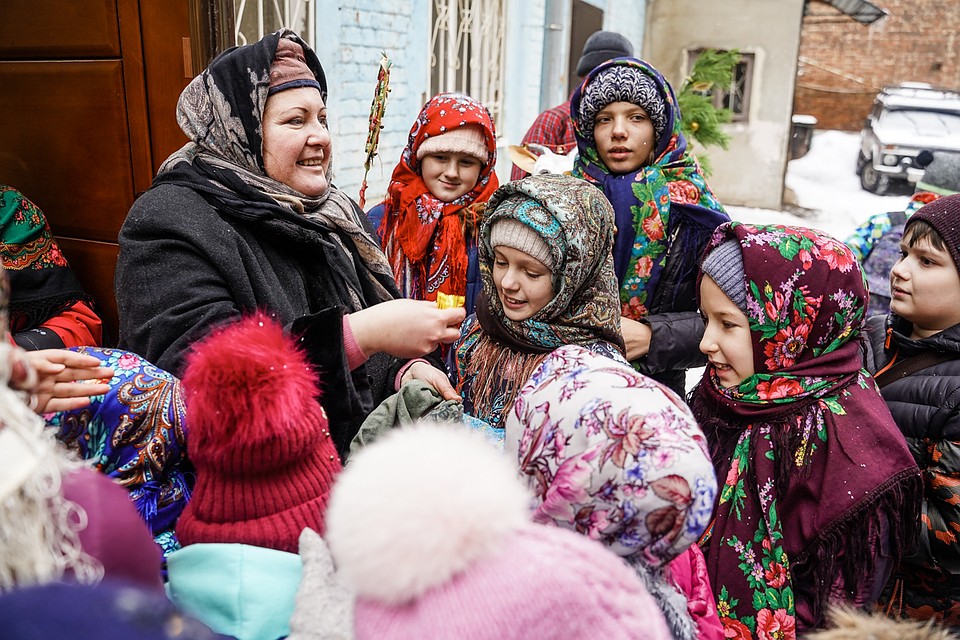 Прохожих на Ленинградке развлекали песнями, частушками и представлениями Фото: Светлана МАКОВЕЕВА