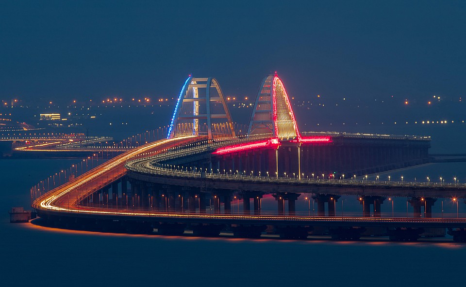 Знаменитый Крымский мост. Фото: Сергей Мальгавко/ТАСС