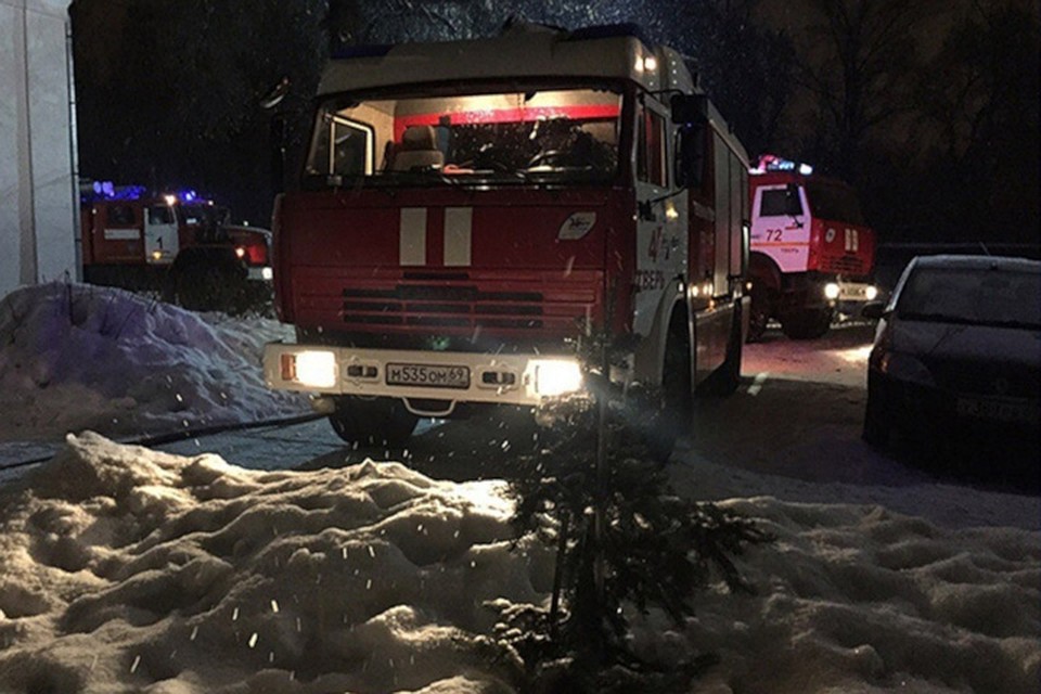 На место пожара прибыла 21 единица техники, из них пять высотных машин. Фото: Вконтакте/Подслушано в городе Конаково/Дмитрий Глазков