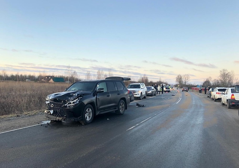 Фото: пресс-служба УМВД России по Псковской области. Проезжающий мимо "Лексус" сбил двух пешеходов, кинувшихся на помощь.