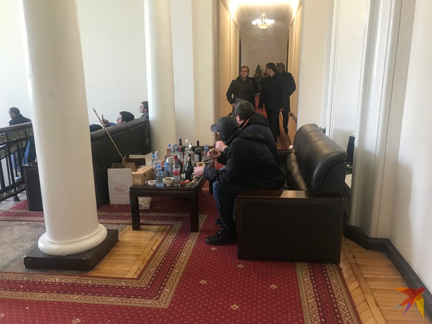Оппозиционеры в захваченном президентском дворце.