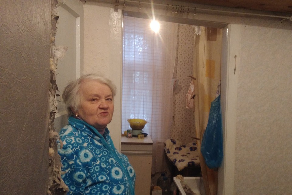 «Все по закону, но жить негде»: Пенсионерку хотят выселить из аварийного жилья, дав взамен всего 1,3 миллиона рублей Фото: Елена КАРАЛ