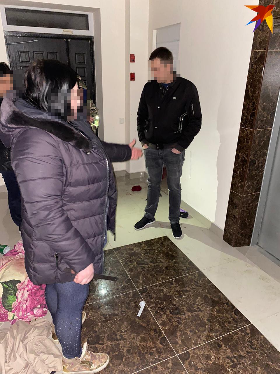 На следственном эксперименте подозреваемая показывает, куда наносила удары ножом мужчине. Фото: СУ СК РФ по Краснодарскому краю.
