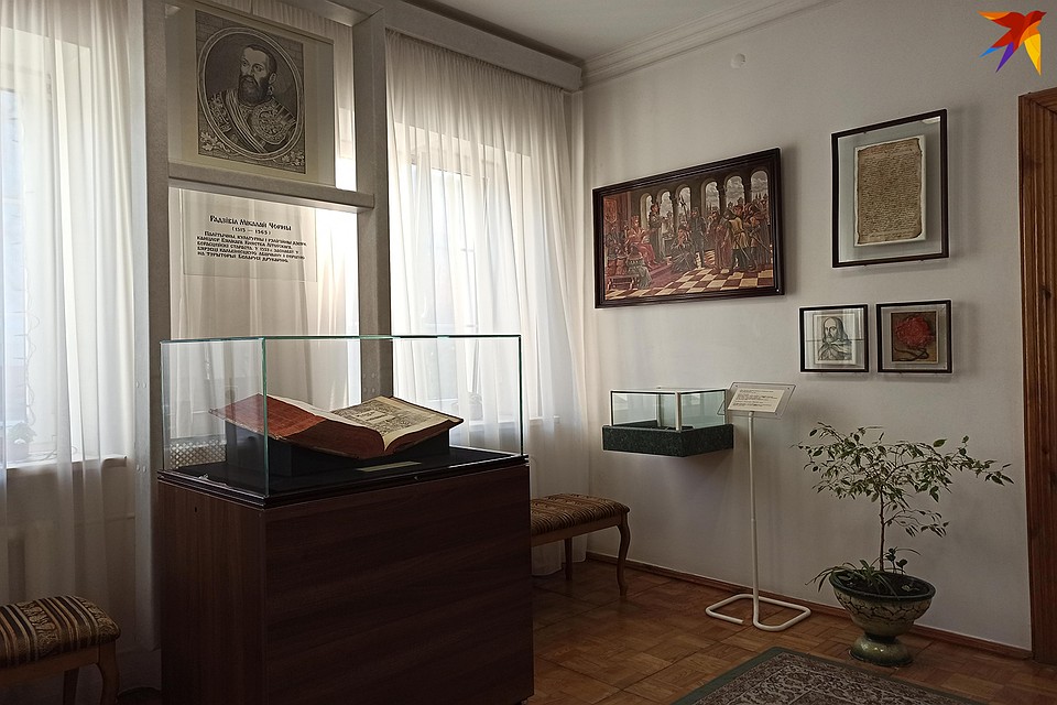 Библия находится в противоударной витрине. Фото: Оксана БРОВАЧ