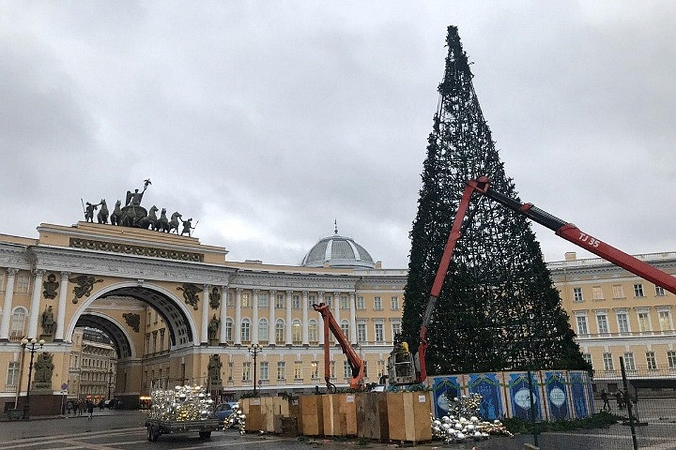 Елочка почти все. Возможно совсем все. Под 2021-й год здесь могут поставить живое дерево. Фото: Олег ЗОЛОТО