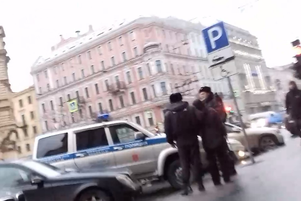 Полиции пришлось силой забрать с собой душевнобольную женщину, поскольку в последний момент она хотела скрыться. Фото: Дмитрий РОЖДЕСТВЕНСКИЙ
