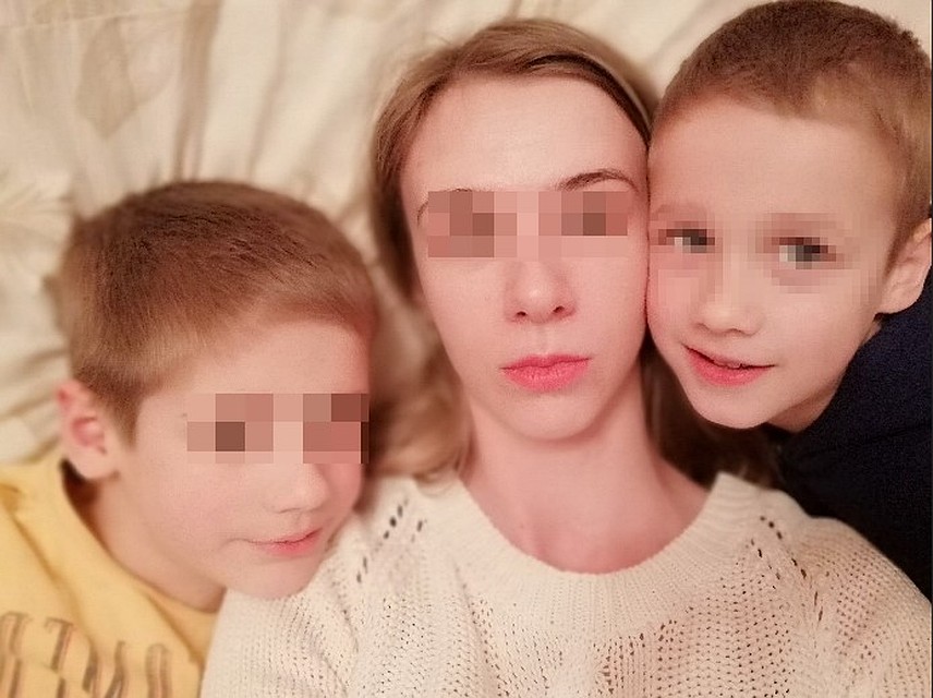 Мать одна воспитывает двойняшек