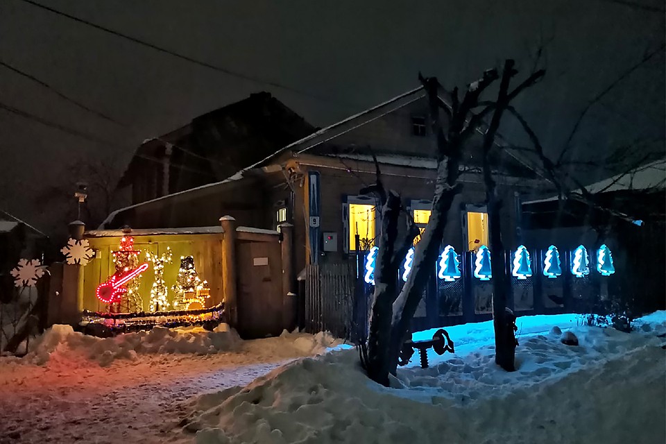 Мужчина украшает свой дом уже шесть лет подряд. Фото: Антон МАМАЕВ