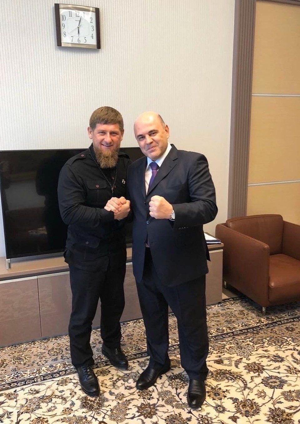 Кадыров получает грамоту от нового премьера Фото: Личная страничка героя публикации в соцсети