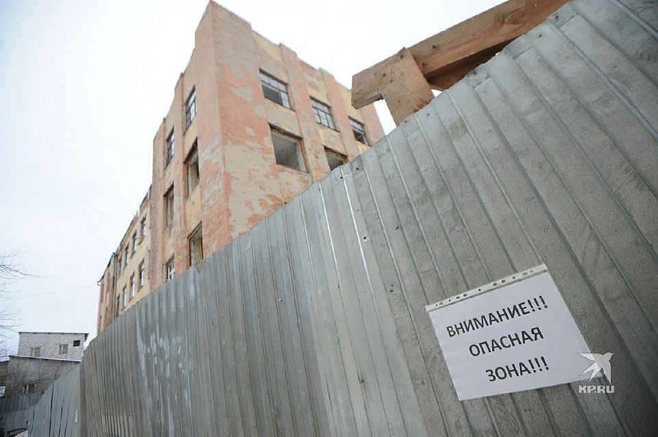 Здание огородили забором Фото: Алексей БУЛАТОВ