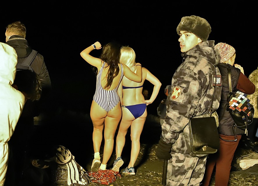 Купальники многие не надевали с лета Фото: Константин БРЕДНИКОВ