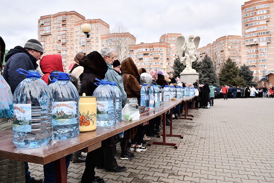 Очередь за освященной водой Фото: Александр РАЙКО