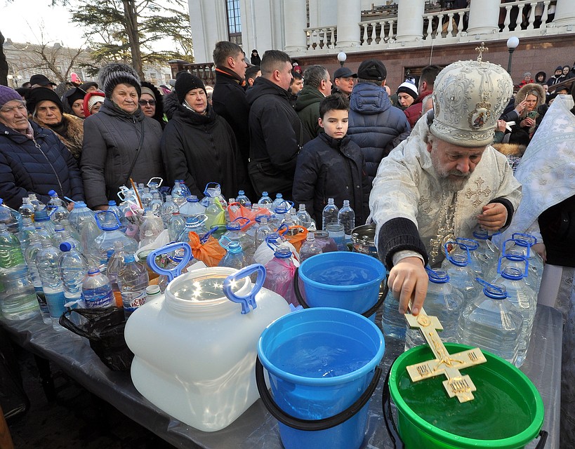 Воду освящают дважды: в Крещенский сочельник и в день Крещения Господня Фото: Виталий ПАРУБОВ