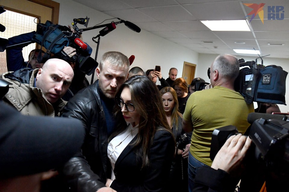 Звезда сериала "Счастливы вместе" приехала на заседание в окружении адвокатов и охранников. Фото: Иван МАКЕЕВ