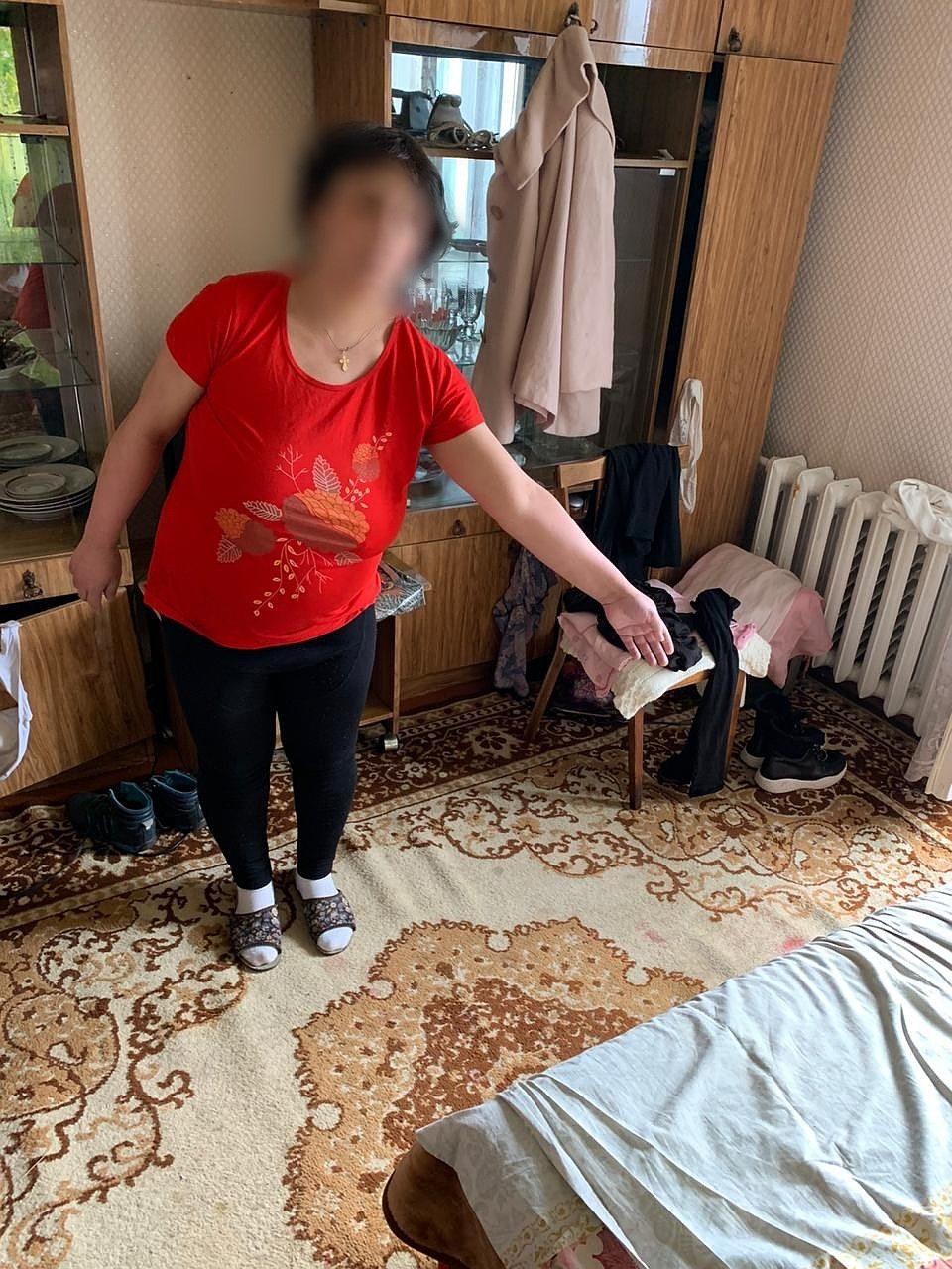 Мать показывает следователям, где родила малыша. Фото: пресс-служба следственного управления СКР по Ставропольскому краю