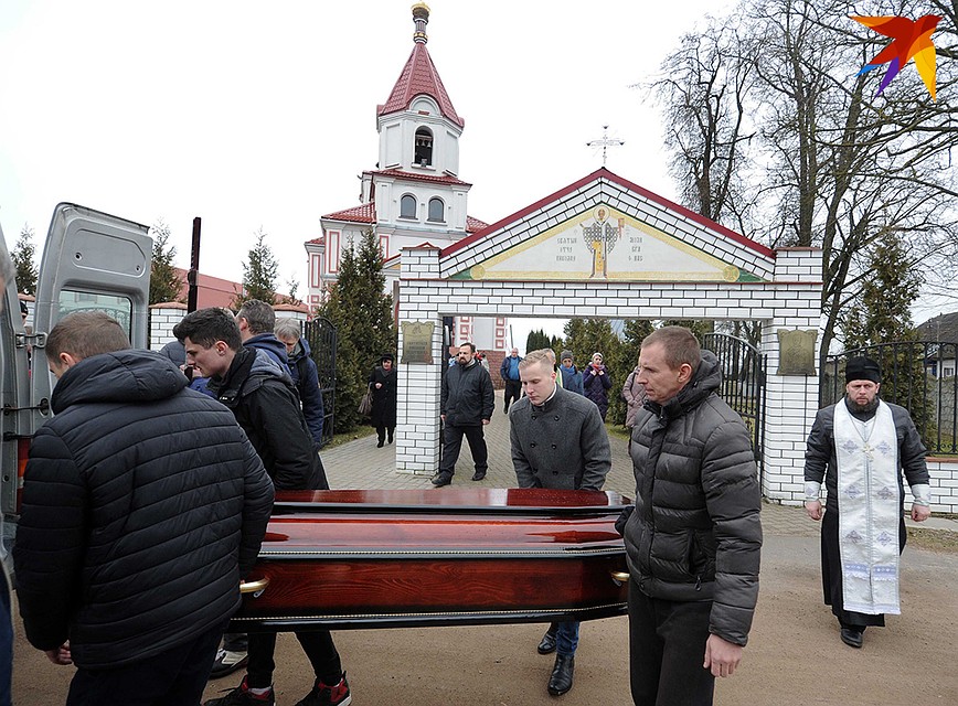Отпевали Руслана в церкви Николая Чудотворца в поселке Привольный Фото: Виктор ДРАЧЕВ