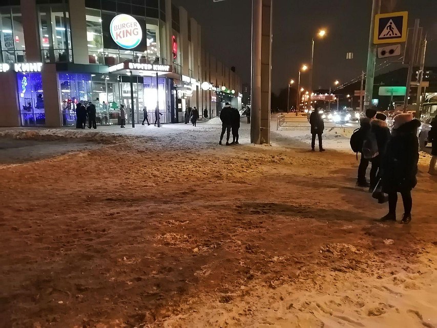 Перекресток ул. Братьев Кашириных и ул. Молодогвардейцев. Снежная каша и тут мешает идти. Фото: Антон САДЧИКОВ