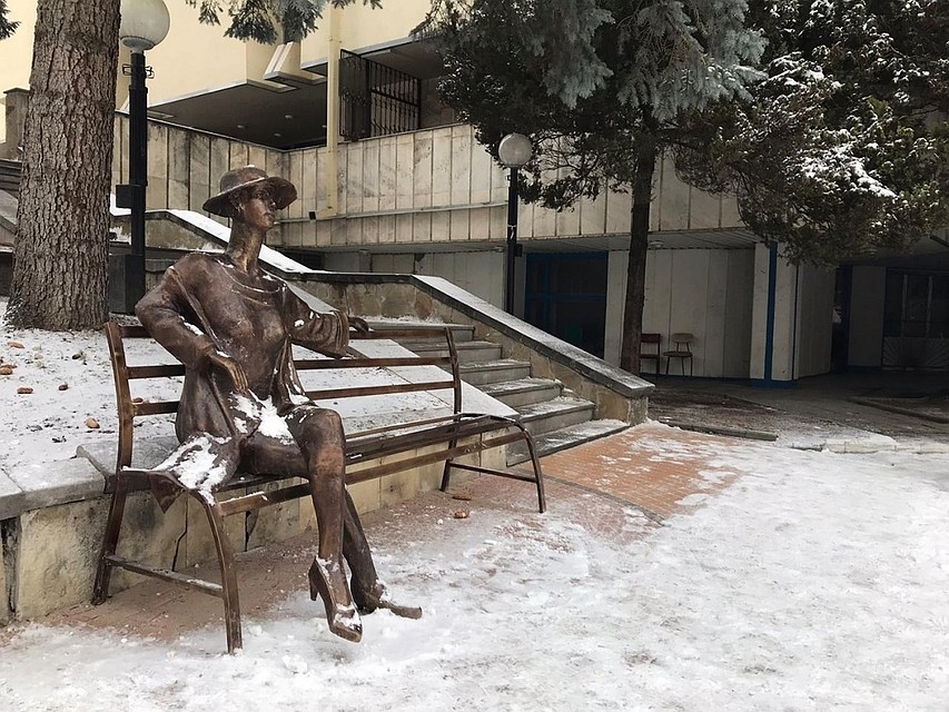Кисловодская "Незнакомка" во многом повторяет свою белорусскую сестру - только выполнена менее талантливо. Фото: группа в vk "типичный Кисловодск".