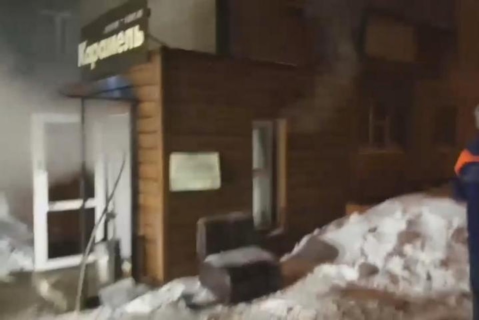 Внутрь эконом-отеля было не попасть из-за клубов пара и кипятка. Фото: МЧС.