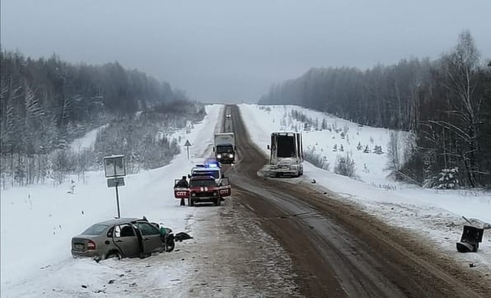 По словам очевидцев, прицеп лесовоза из-за снежной каши на дороге вынесло на встречную полосу