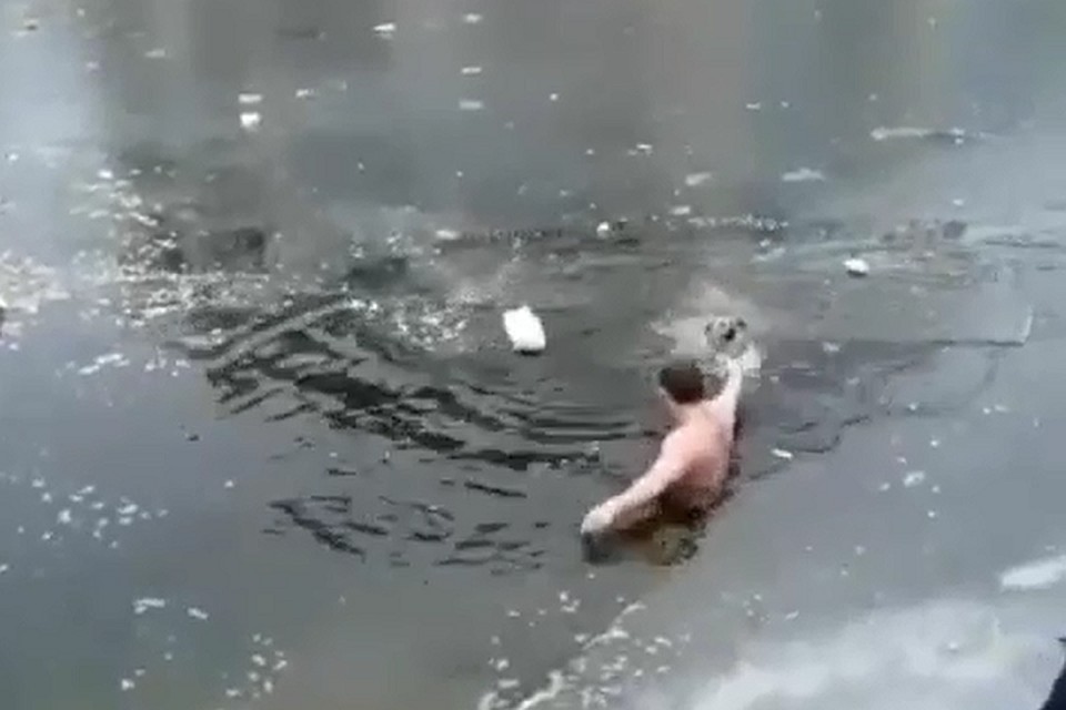 Мужчина смело зашел в ледяную воду.