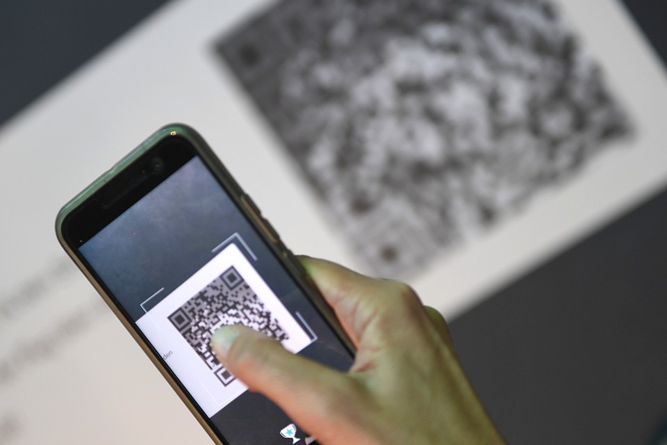Считывание QR-кода при помощи смартфона. Фото: GLOBAL LOOK PRESS