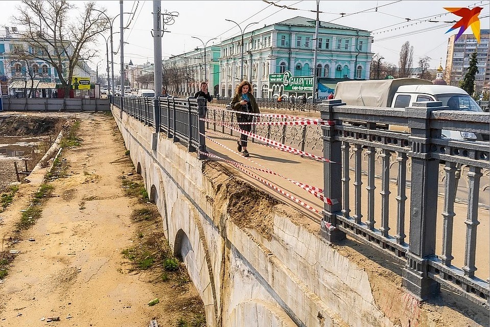 На Красном мосту в прошлом году рухнула часть ограждения Фото: Вячеслав КОВАЛЕНКО