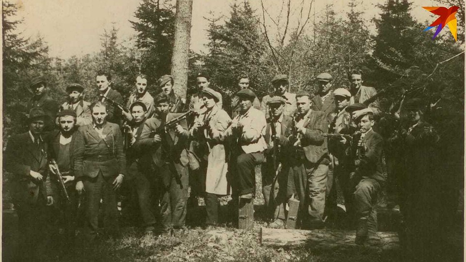 На этом фото Безвершук запечатлен с боевыми товарищами. Василий Григорьевич в центре - в белом плаще. Фото: предоставлено Натальей Саврас