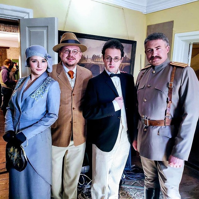В новом фильме «Купала» роль Змитрока Бядули сыграет Владимир Глотов (второй справа). Рядом - Вероника Пляшкевич, Андрей Курейчик, Владимир Карачевский. Эта сцена - случайная встреча Купалы и Павлины Мяделки на вернисаже. Фото: Фейсбук Андрея Курейчика
