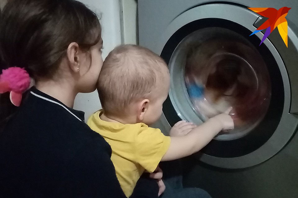 Стирка короткими циклами помогает экономить и воду, и электричество. И отстирывается все прекрасно, особенно если сильно не пачкать одежду. Фото: из личного архива семьи Терешковец.