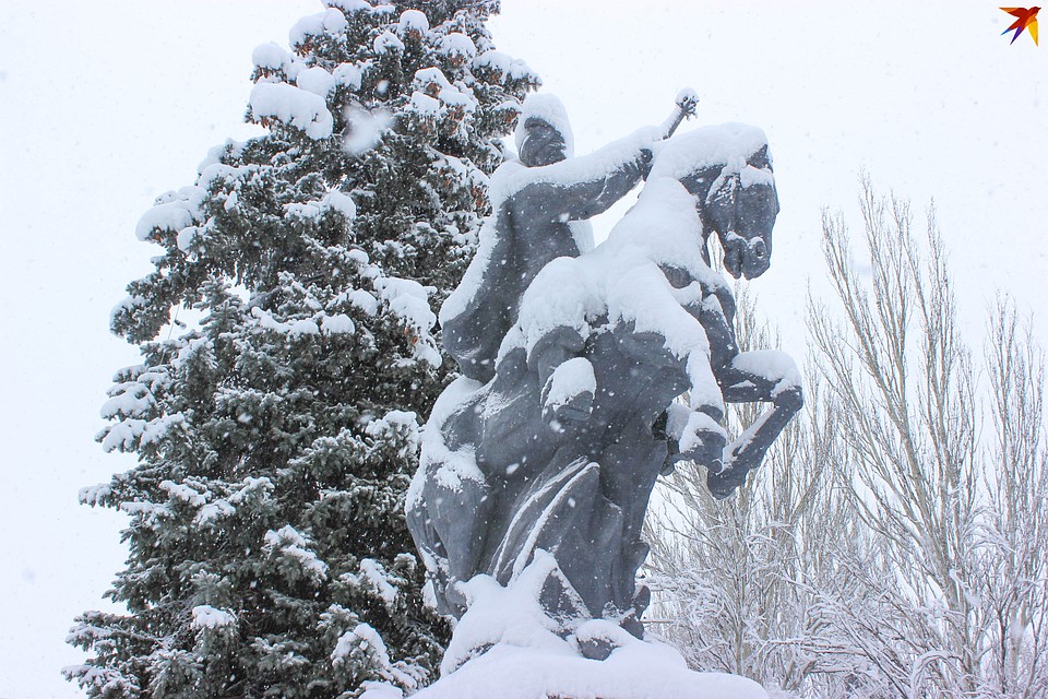 Снегопад не прекращается Фото: Никита МАКАРЕНКОВ