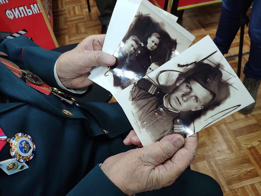 Ветеран принес фотографии с собой и сослуживцами Фото: Ольга АФАНАСЬЕВА