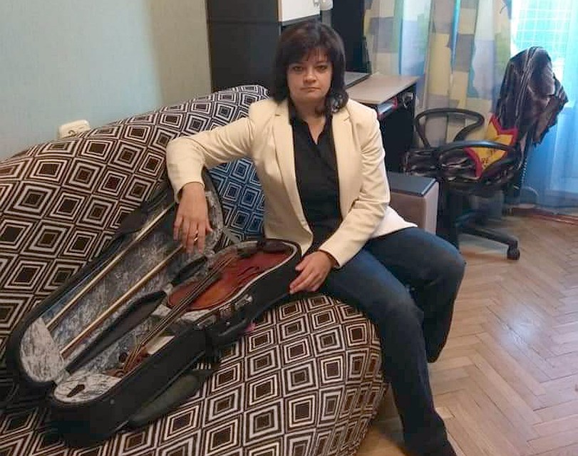 Елена Лаврская привезла в таможню заключение эксперта на альт. Но чудо не произошло – скрипку не вернули. Фото: Личная страничка героя публикации в соцсети